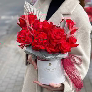 Hat box with flowers 'Coral'