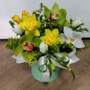 Hat box with flowers 'Composition "Spring morning"'