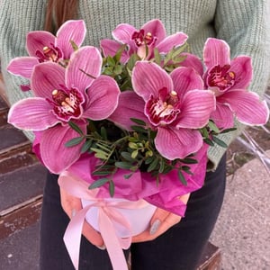 Hat box with orchid 1