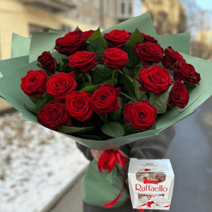 Bouquet of 21 red roses with candies