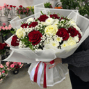 Blumenstrauß mit Rosen und Chrysanthemen