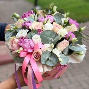 Hat box with flowers 'Ethnos'