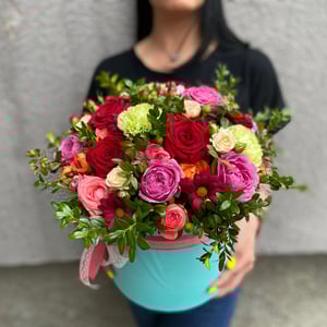 Hat box with flowers 'Ariana'