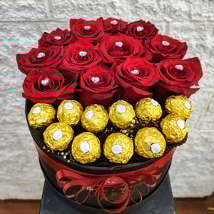 Hat box with flowers 'Diamond box'