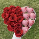 Caja de flores 'Fresas cubiertas de chocolate con rosas'