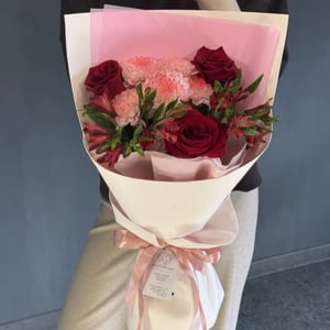 Ramo de rosas rojas con alstroemerias