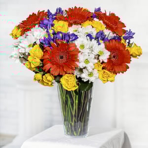 Blumenstrauß mit Sommerblumen: Spray-Rosen, Chrysanthemen und Gerbera
