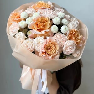 Bouquet de roses équatoriennes et de fleurs à l’allure de pivoine.