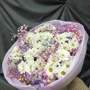 Ramo de crisantemos y gypsophila. Ramo multicolor.