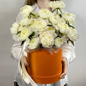 Hat box with flowers 'Ellisa'