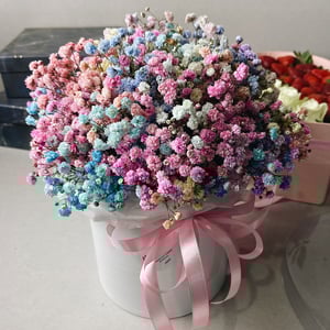 Hat box with flowers 'Mix of multicolored gypsophila'