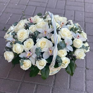 Flower basket 'Author's bouquet of roses and orchids'