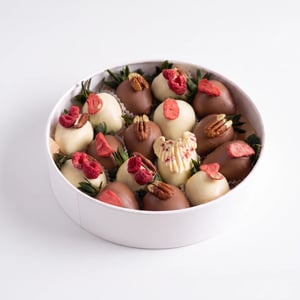 Strawberries dipped in chocolate 'Chicago', puck-shaped