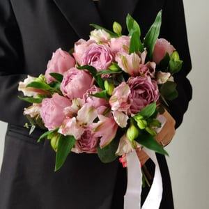 Peony-shaped roses and alstroemerias