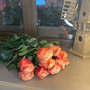 Blumenstrauß 'Caramel roses under the ribbon'