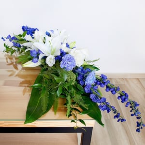 Abschied: Lilien und Rittersporn