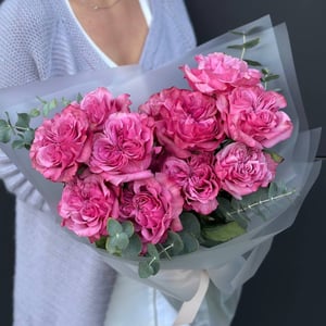 Bouquet 'Raspberry peony roses with eucalyptus'