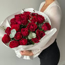 Blumenstrauß 'Strauß scharlachroter Rosen mit Eukalyptus'