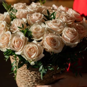 Flower basket 'Basket of 25 roses with pistachio-green foliage'
