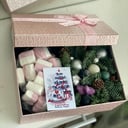 Caja de flores 'Composición navideña con malvaviscos'