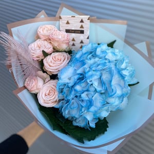 Bouquet 'Blue Hydrangea with Bush Rose'