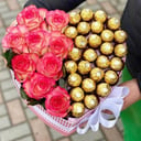 Blumenbox 'Rosen und Süßigkeiten in herzförmiger Schachtel'