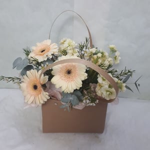 Flower box 'Germini handbag with matthiola'