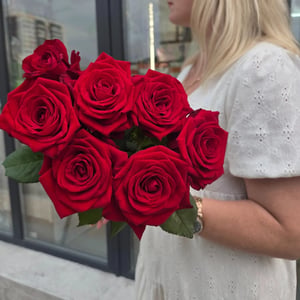 Blumenstrauß aus sieben roten Rosen