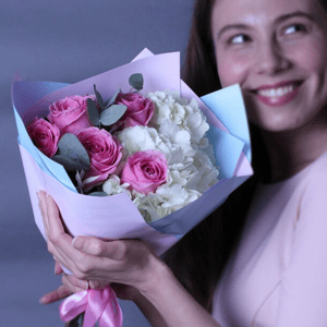 Букет «Шелест листьев» из роз и гортензий