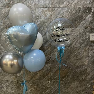 Zarte Sarah Bernhardt Pfingstrosen in einer Schachtel