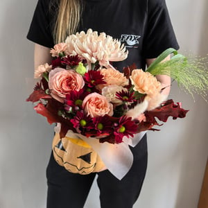 Composition florale 'Centre de table d'Halloween dans une citrouille'