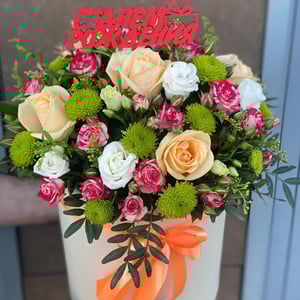 Mixed bouquet in a hat box