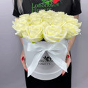 Blumenbox 'Weiße Rosen in einer Hutschachtel'