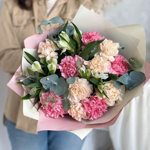 Bouquet rond d'oeillets tendres