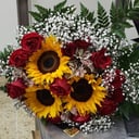 Strauß aus 12 Rosen und 3 Sonnenblume