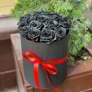 Hat box with flowers 'Black roses'