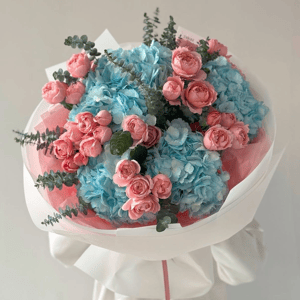 Букет «Утро на море» из роз и гортензий