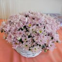 Blumenkorb 'Busch-Chrysantheme in einem Weidenkorb'