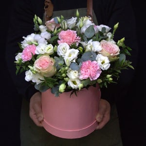 Hat box with flowers 'Box of tenderness'
