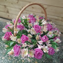 Cesta de rosas y alstroemerias