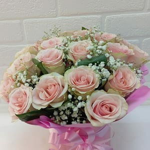 Hat box with flowers 'The Angel's Kiss'