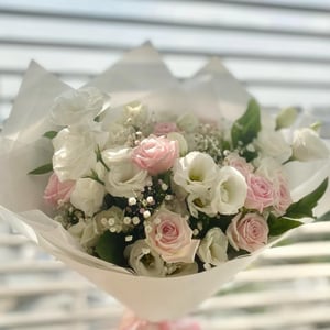 Bouquet 'Roses and lisianthus'