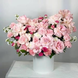 Hat box with flowers 'The Garden's Riddle'