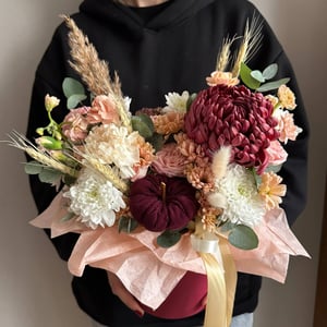 Hat box with flowers 'Chrysanthemum 'Bigudi' and Textile Pumpkin'