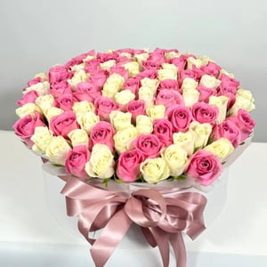 Hat box with flowers '101 white-pink roses in a box'