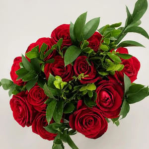 Bouquet '12 rosas vermelhas com folhagens'