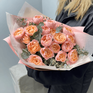Bouquet 'Peach peony spray roses'