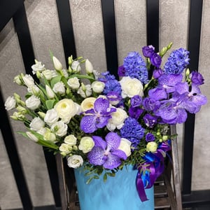 Hat box with flowers 'Mysteria Violetta'