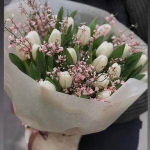 Bouquet 'Tulips with blooming branches'