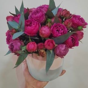 Hat box with flowers 'Infatuatio'